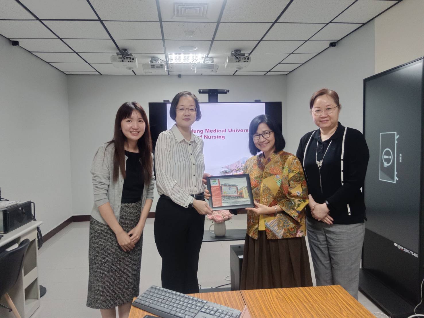 印尼校長致贈禮物與許心恬系主任