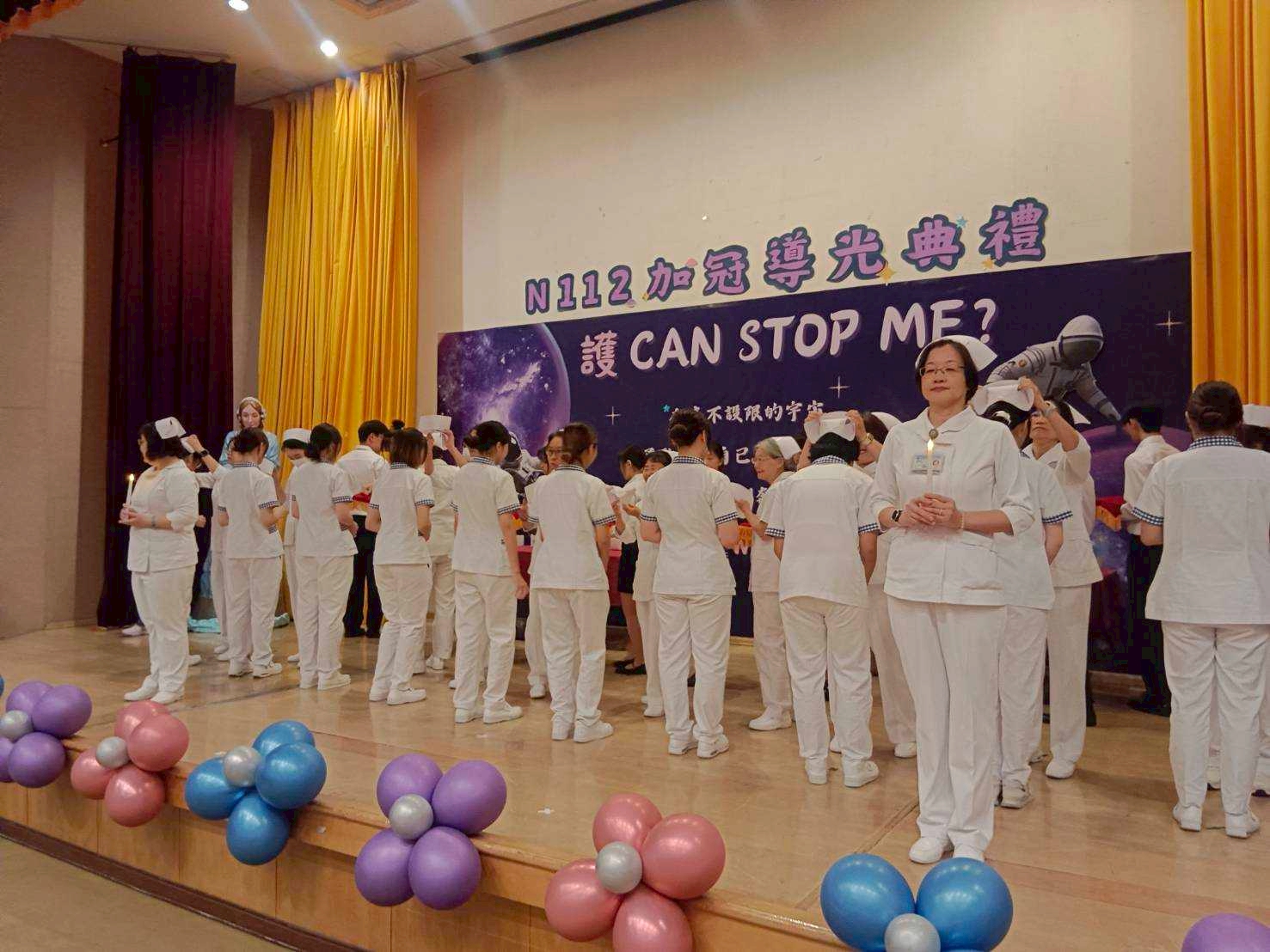 護理學系師長暨校友導師們為護生加冠 