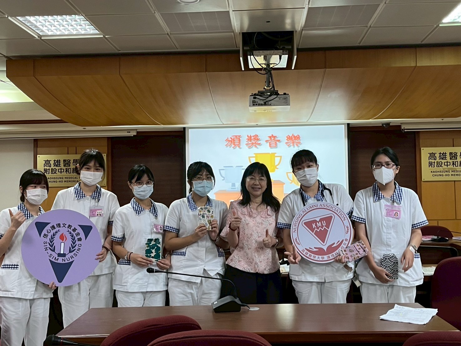 曾惠珍副會長致贈學生禮品