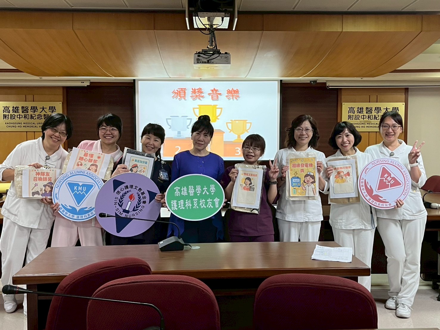 致贈主持人及桌長禮品