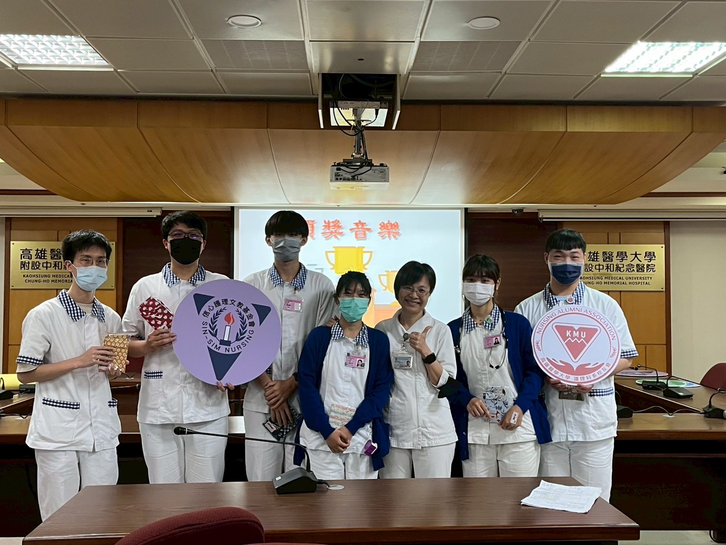 陳淑惠副主任致贈學生禮品